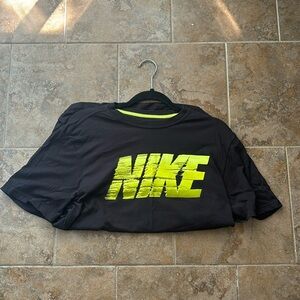 Nike Dri-Fit T-Shirt (Men’s M)